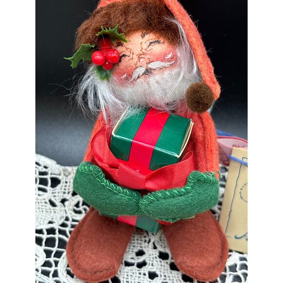 Annalee 5" Old World Santa Claus Ornament Holding Christmas Package Vintage 1994 - Picture 2 of 6